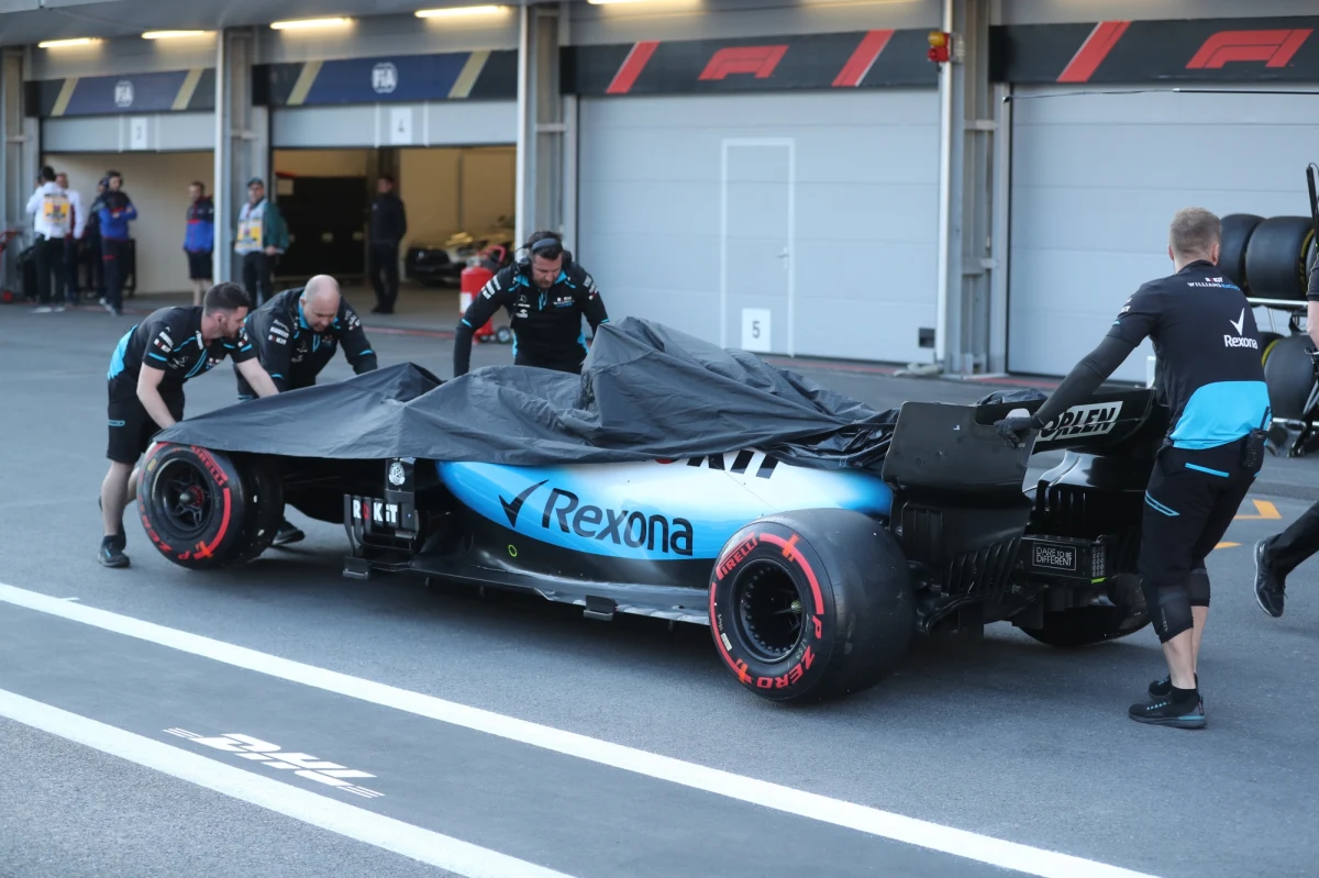 Robert Kubica z zespołu Williams, który miał kraksę podczas pierwszej fazy kwalifikacji (Q1), dzisiejszy wyścig Formuły 1 o Grand Prix Azerbejdżanu na ulicznym torze w Baku rozpoczął z pit lane. Obok Polaka wyścig ze strefy serwisowej rozpoczną Francuz Pierre Gasly i Fin Kimi Raikkonen.