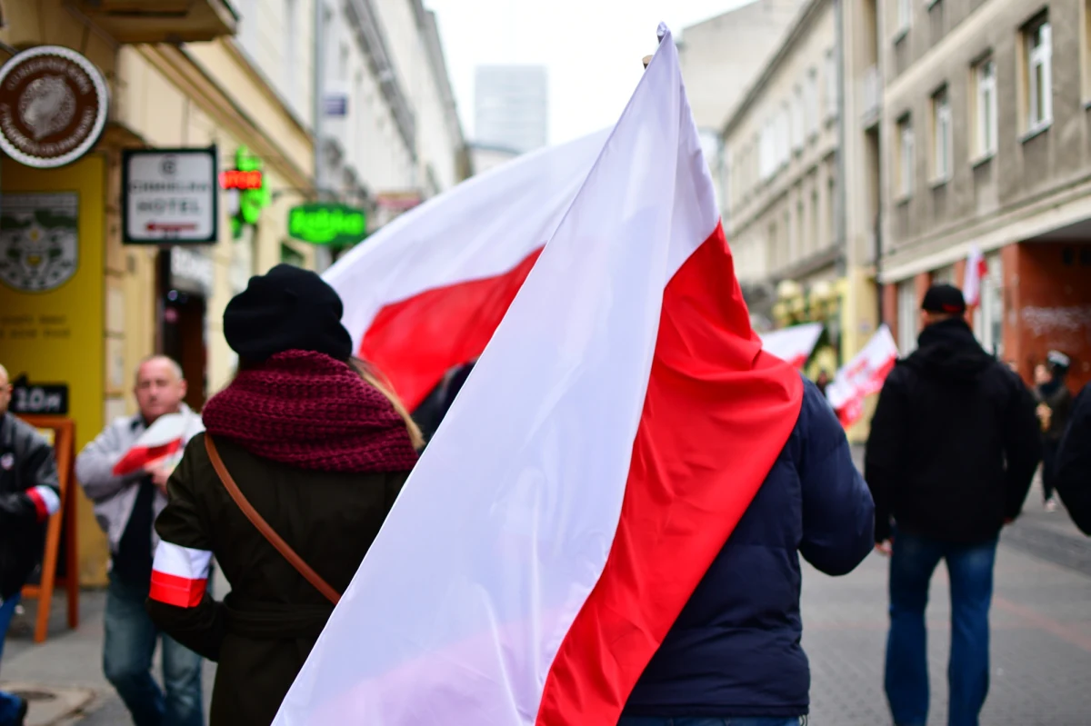 "Powodem wydania zakazu zorganizowania Marszu Suwerenności na pl. Zamkowym w Warszawie były względy bezpieczeństwa" - wyjaśnił w niedzielę rzecznik stołecznego urzędu Kamil Dąbrowa. Po otrzymaniu decyzji sądu w sprawie uchylenia zakazu miasto rozważy wniesienie zażalenia.