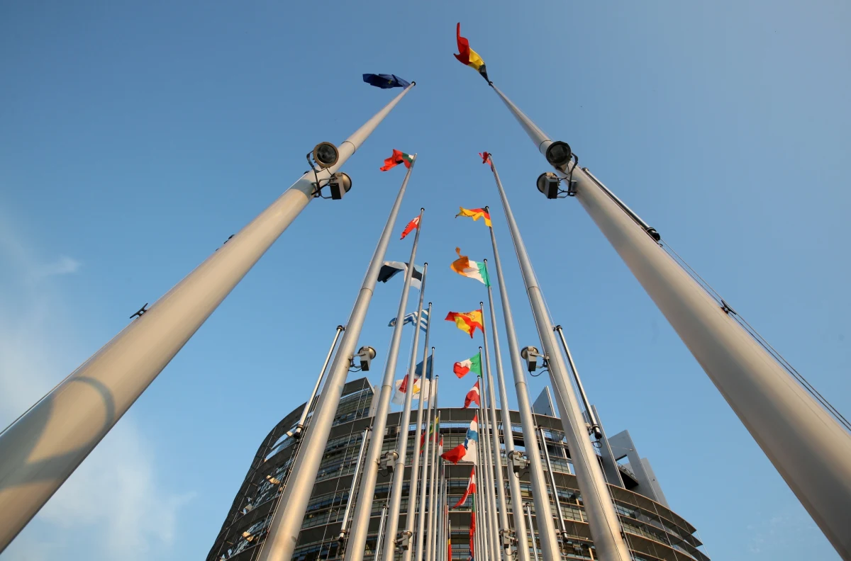 "Widać, że notowania Prawa i Sprawiedliwości są nadal bardzo silne" - tak wiceminister sprawiedliwości Patryk Jaki komentuje wyniki najnowszego sondażu przeprowadzonego przed eurowyborami przez Ibris dla "Dziennika Gazety Prawnej", Dziennik.pl i radia RMF FM. Gdyby głosowanie odbyło się dziś, Prawo i Sprawiedliwość zdobyłoby 38,7 proc., a Koalicja Europejska 33 procent głosów.