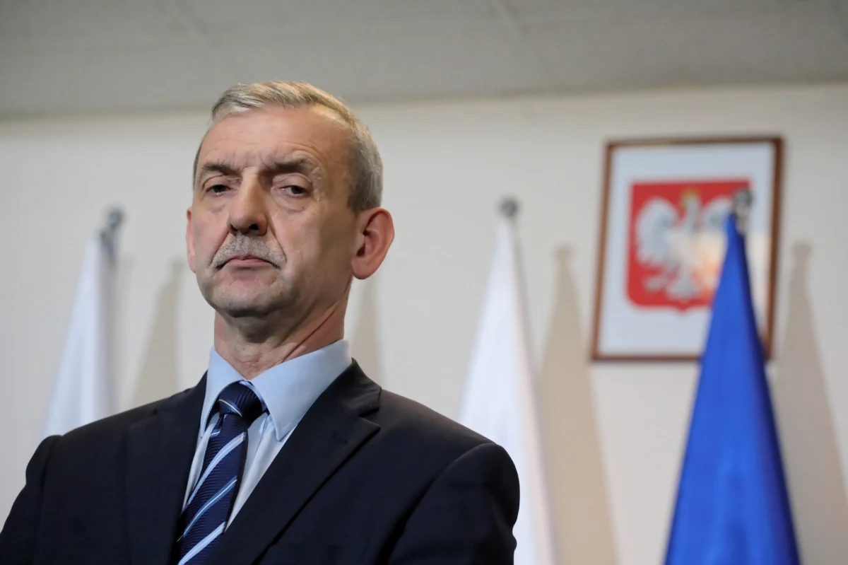 "Obowiązkiem nauczycieli należących do Związku Nauczycielstwa Polskiego jest dostosować się do decyzji o zawieszeniu strajku" - powiedział szef ZNP Sławomir Broniarz. Szef Branży Nauki, Oświaty i Kultury FZZ Sławomir Wittkowicz podkreślił zaś, że nie ma możliwości legalnego strajku w poniedziałek.