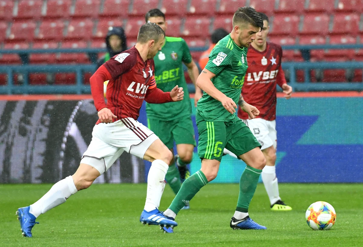 W ostatnim czasie zarówno Wisła Kraków, jak i Śląsk Wrocław przegrywali kolejne spotkania. Ich niedzielne spotkanie zakończyło się remisem 1:1. 