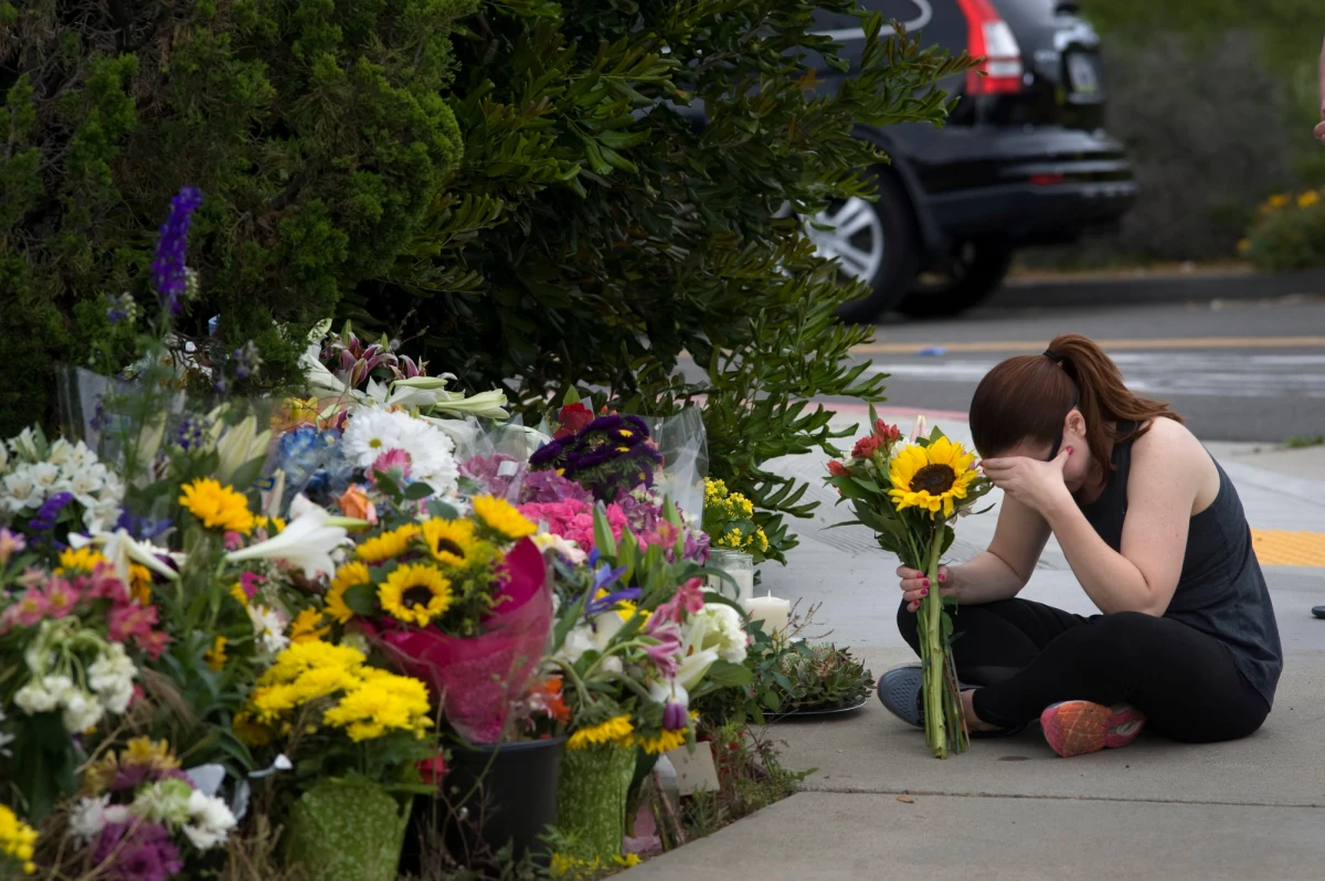 19-letni mężczyzna, który w sobotę strzelał w synagodze Chabad-Lubawicz w Poway, 32 km na północ od San Diego, działał sam, bez pomocy jakiejkolwiek zorganizowanej grupy - poinformowały w niedzielę lokalne władze. W wyniku strzelaniny jedna osoba zmarła, a trzy są ranne.
