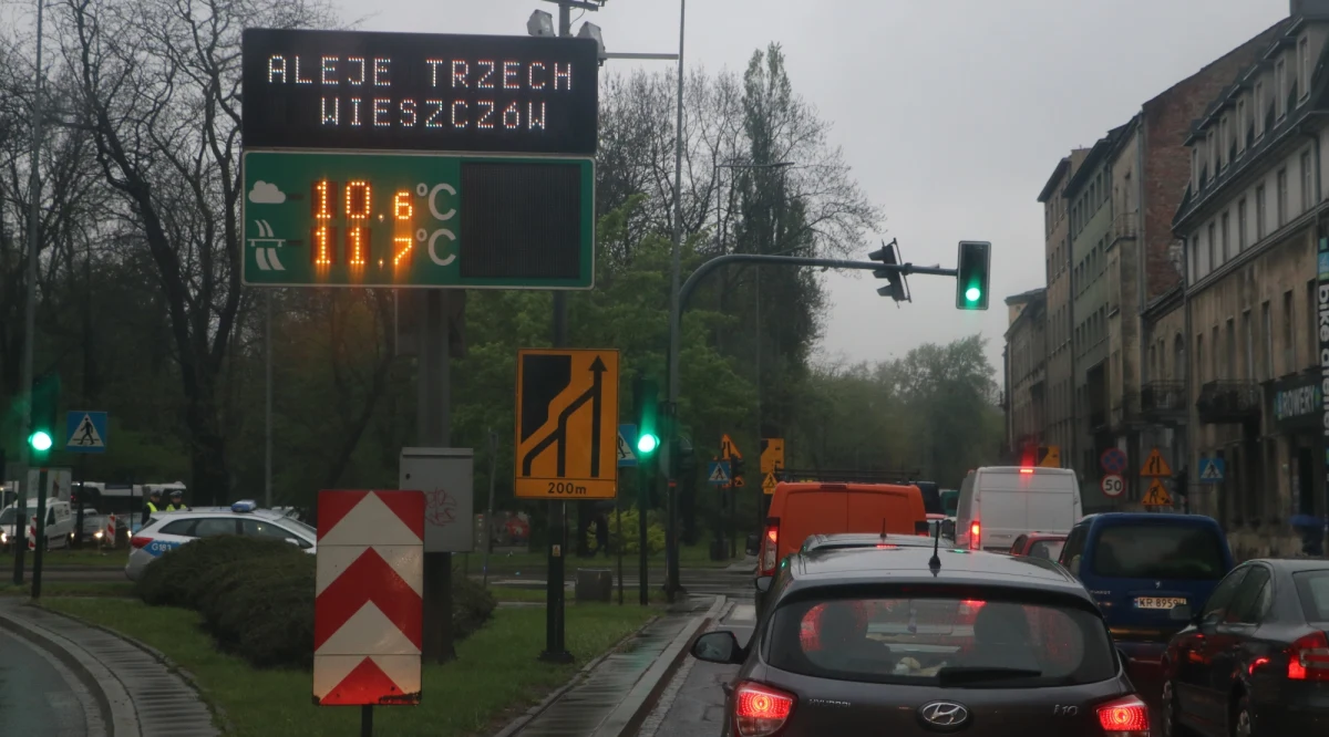 Od dziś kierowców w Krakowie czekają poważne utrudnienia w Alejach Trzech Wieszczów w związku z przebudową skrzyżowania w rejonie placu Inwalidów. Potrwają one kilka miesięcy. 