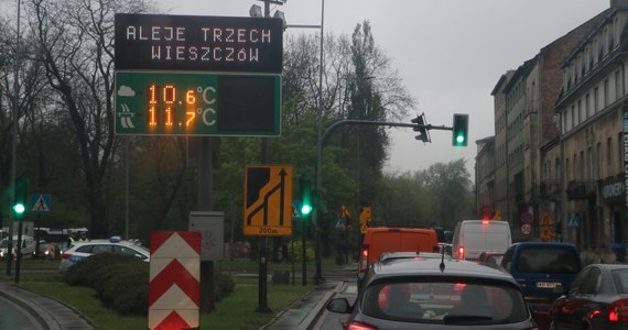 Od dziś kierowców w Krakowie czekają poważne utrudnienia w Alejach Trzech Wieszczów w związku z przebudową skrzyżowania w rejonie placu Inwalidów. Potrwają one kilka miesięcy. 