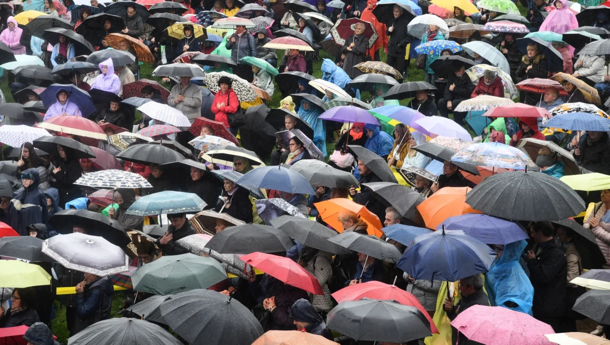 IMGW wydał w poniedziałek ostrzeżenia pierwszego stopnia przed intensywnymi opadami deszczu w centralnej i południowej części kraju. Alert obowiązuje w dziesięciu województwach.