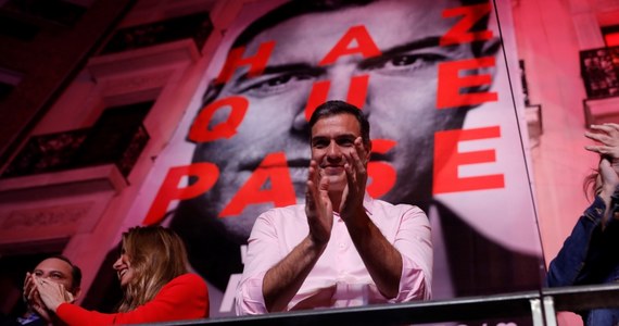 Szef socjalistycznej PSOE Pedro Sanchez stoi przed historyczną szansą stworzenia pierwszego we współczesnej historii Hiszpanii rządu ponad ideologicznymi podziałami - ocenia w poniedziałek, dzień po wyborach parlamentarnych, część krajowych komentatorów.