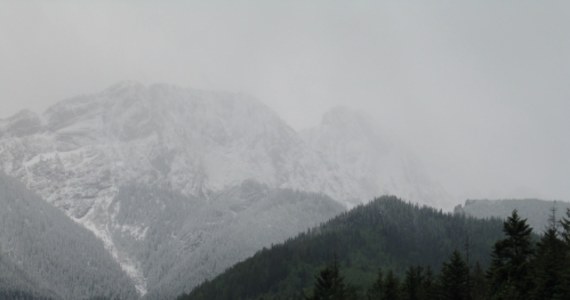 To z pewnością nie będzie ciepło wspominana majówka pod Tatrami. Termometry w Zakopanem pokazują zaledwie kilka stopni powyżej zera, a wysoko w górach spadło już ponad pół metra śniegu. Do końca długiego weekendu majowego nie ma co liczyć na poprawę. Śnieg ma sypać także w samym Zakopanem.