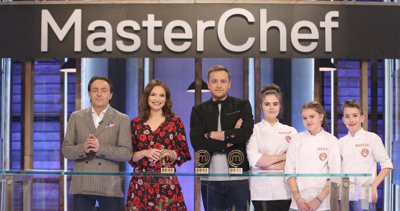 Za nami półfinałowy odcinek czwartej edycji programu "MasterChef Juniora". Zwycięzcy poprzednich edycji - Natalia Paździor, Julka Cymbaluk oraz Bartek Kwieciński - przybyli do studia ze swoimi daniami, które kucharze musieli odtworzyć podczas ostatecznego starcia. Do finału przeszli: Paulina, Olek i Kuba!