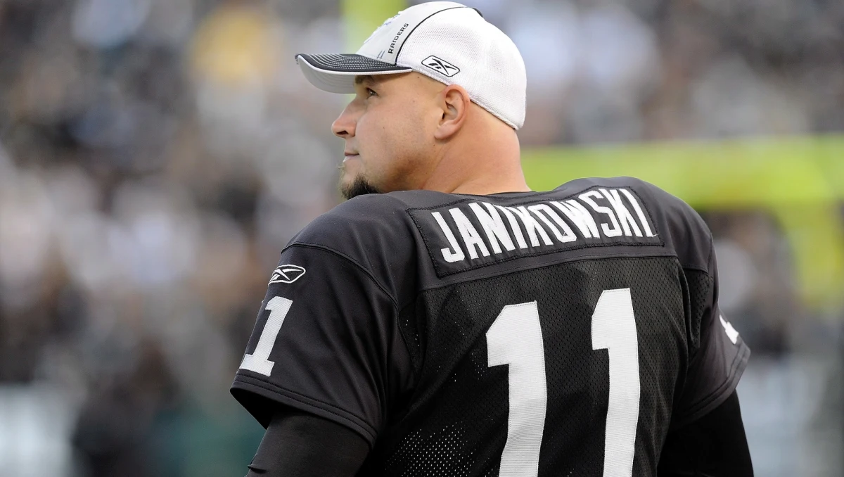 Po 19 sezonach gry w lidze futbolu amerykańskiego NFL Sebastian Janikowski zakończył karierę. 41-letni polski kopacz (kicker) głównie związany był z Oakland Raiders. Jest najlepiej opłacanym zawodnikiem na tej pozycji w historii.