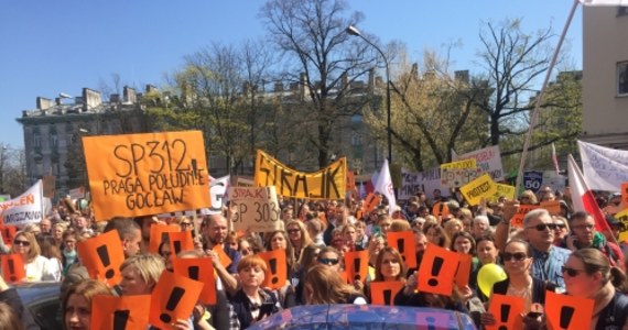 Związek Nauczycielstwa Polskiego własnie zalecił pedagogom, żeby pracowali tylko "tyle ile, zobowiązują do tego przepisy i tylko w oparciu o to, co znajduje się w miejscu pracy i co zapewnia pracodawca".