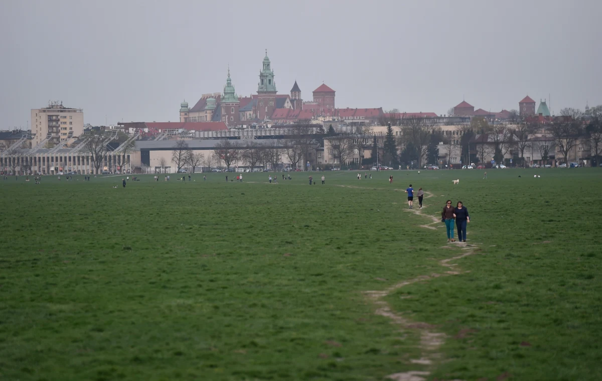 Gigantyczna mapa Polski utworzona z 10 tysięcy flag powstanie 2 maja na krakowskich Błoniach, w samym centrum Krakowa. Tak RMF FM kolejny już rok świętować będzie wraz z słuchaczami Dzień Flagi. Jeśli zaplanowaliście majówkę w stolicy Małopolski lub w okolicach - dołączcie do nas. Koniecznie!