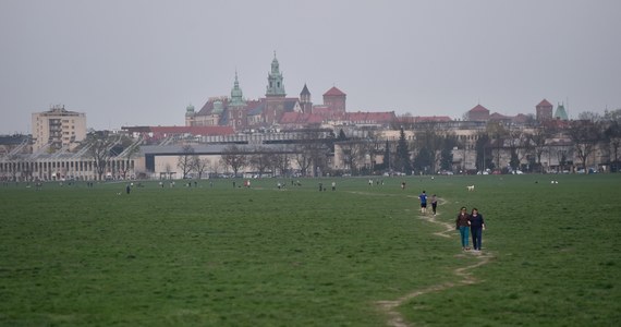 Gigantyczna mapa Polski utworzona z 10 tysięcy flag powstanie 2 maja na krakowskich Błoniach, w samym centrum Krakowa. Tak RMF FM kolejny już rok świętować będzie wraz z słuchaczami Dzień Flagi. Jeśli zaplanowaliście majówkę w stolicy Małopolski lub w okolicach - dołączcie do nas. Koniecznie!