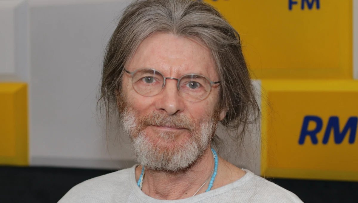 "Jest taka generalna zasada, że myśleć nie trzeba za dużo, tylko mało i dobrze. Jeśli myślimy za dużo, to znaczy, że się martwimy, kłopoczemy, albo cierpimy, albo sobie coś wyrzucamy, albo się wkręcamy w coś. I większość ludzi ucieka od siebie, od własnego myślenia i to o czymś świadczy" - mówił w Popołudniowej rozmowie w RMF FM psychoterapeuta Piotr Pietucha, pytany o osoby, które mają problem ze spędzaniem czasu wolnego "sami ze sobą". "Większość ludzi radzi sobie alkoholem, który jest taką oliwą socjalnego życia. Powoduje, że człowiek czuje się bardziej rozluźniony, wesoły, w lepszym nastroju, mniej napięty (…) To jest bardzo komfortowe, ale pseudokomfortowe, bo tak naprawdę nie możemy być z drugim człowiekiem tylko i wyłącznie na własnych warunkach" - dodał gość Marcina Zaborskiego.