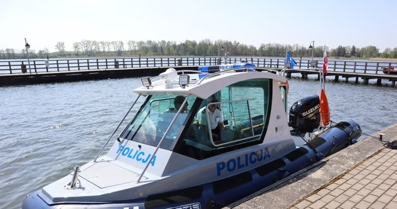 Bezpieczniej na szlaku Wielkich Jezior Mazurskich. Tuż przed rozpoczęciem sezonu żeglarskiego policjanci z Węgorzewa otrzymali nowoczesną i przede wszystkim szybką łódź patrolową.