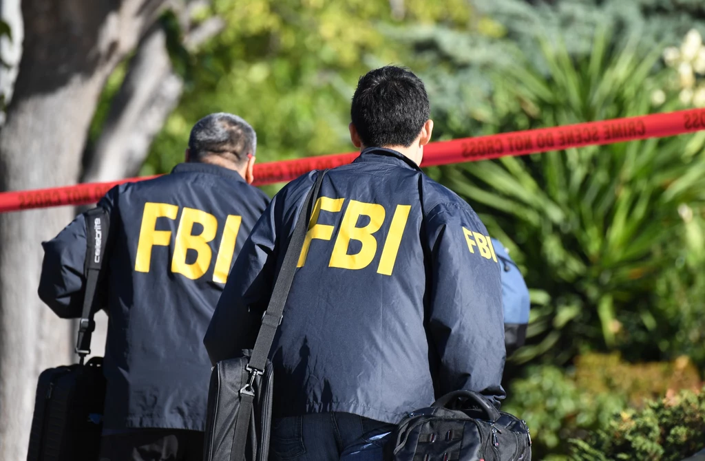 Agenci FBI w charakterystycznych kurtkach