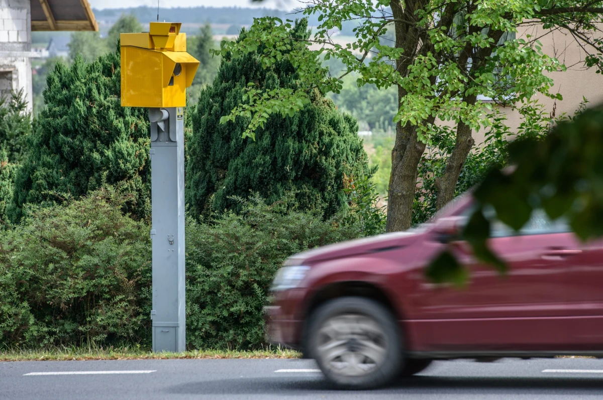 Z 7 do 14 dni wydłuża się od 1 maja termin na uiszczenie grzywny za łamanie przepisów drogowych - podaje "Rzeczpospolita". Więcej czasu na zapłatę zyska kierowca ukarany mandatem karnym zaocznym.