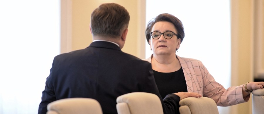 Minister edukacji Anna Zalewska odwołała konferencję zaplanowaną przed drugą odsłoną oświatowego okrągłego stołu. Jak ustalił reporter RMF FM, jej udział w pracach resortu jest coraz mniejszy. Urzędnicy i politycy, którzy znają kulisy funkcjonowania MEN twierdzą, że większość zadań wykonują jej zastępcy - Marzena Machałek i Maciej Kopeć.