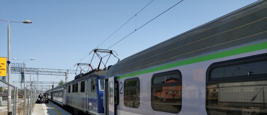 Zablokowana jest trasa kolejowa między Poznaniem a Wrocławiem. Na remontowanym odcinku Leszno-Bojanowo doszło do poważnej awarii sieci trakcyjnej. Pociągi na tej trasie notują nawet po kilkaset minut opóźnienia. 
