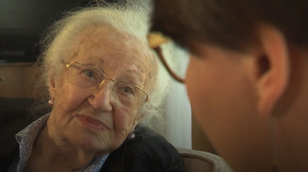 "Pożegnanie z matką to jedna z najtrudniejszych rzeczy dla mnie w obozie”. 95-letnia Erna de Vries przeżyła Holokaust. Wiek utrudnia jej opowiadanie swojej historii. Na szczęście ma pomocników.