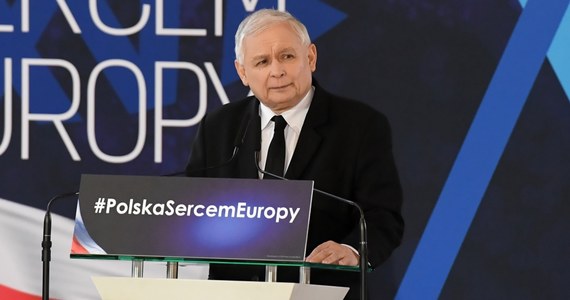 Programy społeczne PiS są programami prorozwojowymi. Mają zwiększyć sprawiedliwość i przyspieszyć rozwój naszego kraju - mówił w Krakowie na spotkaniu z seniorami prezes PiS Jarosław Kaczyński. Przekonywał, że jeśli opozycja wygra wybory, to "zabierze to, co dało PiS". 