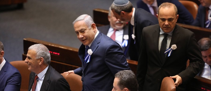 Benjamin Netanjahu został ponownie zaprzysiężony na premiera. Otrzymał też misję utworzenia rządu Izraela. Podczas ceremonii w Knesecie przysięgi składało też 120 parlamentarzystów.