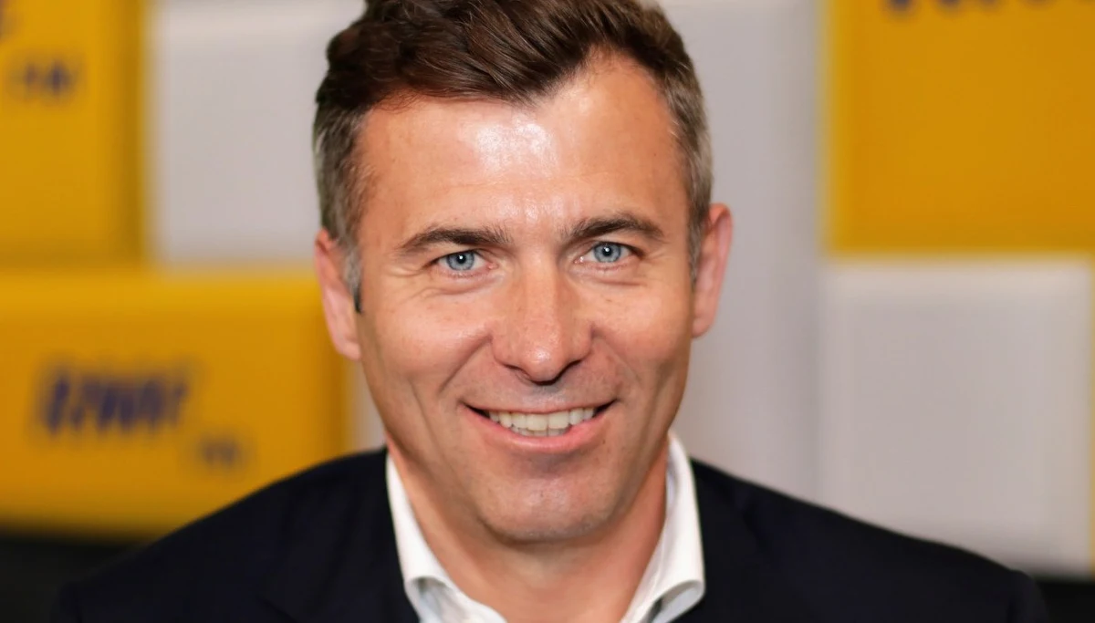 "Nie widzę dzisiaj takiej potrzeby, żebym się angażował w politykę. Lubię to co robię obecnie, poza polityką. I uważam, że albo tak, albo tak. Też przez 15 lat byłem w polityce, więc obserwowałem wielu polityków - i z SLD, i spoza lewicy i prawicy, którzy tak nie potrafili odchodzić. I nigdy na tym dobrze nie wychodzili, więc trochę się nauczyłem od nich" - mówił w Popołudniowej rozmowie w RMF FM były minister rolnictwa Wojciech Olejniczak. W rozmowie z Marcinem Zaborskim były polityk SLD przypominał czasy, kiedy Polska wkraczała do Unii Europejskiej. "Uroczystości, niekończące się spotkania, takie bardzo podniosłe i radosne. Ale jednocześnie też pamiętam, że to był cały czas wytężonej pracy. Wdrażaliśmy przepisy unijne w rozwiązania, które miały spowodować, że 1 maja to nie tylko symbol, ale to będzie praktyczne wejście do Unii Europejskiej, to będą dopłaty bezpośrednie, to będą programy rozwojowe dla rolników, to będą środki na innowacje w przetwórstwie spożywczym" - wspominał Olejniczak.