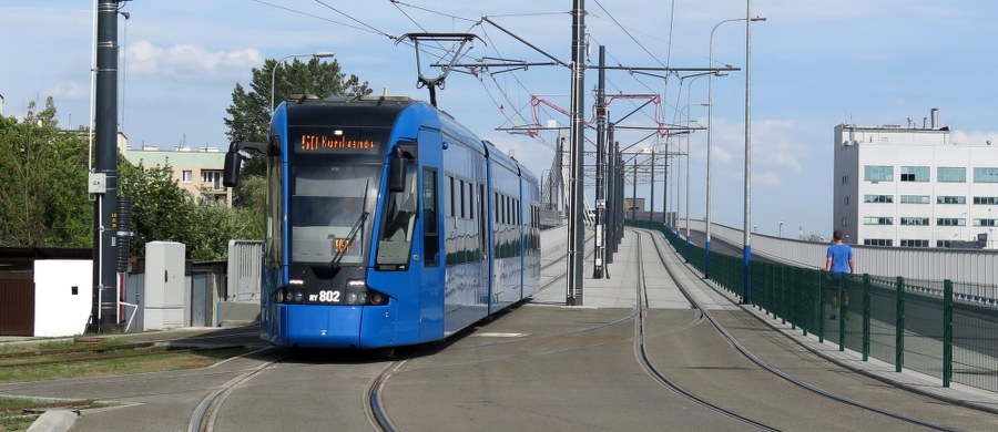 W środę 1 maja zmieni się cennik biletów krakowskiej komunikacji miejskiej. Pasażerowie, którzy po tym terminie będą posiadać stare bilety jednorazowe i czasowe mają trzy miesiące, aby wymienić je na nowe bilety... za dopłatą.