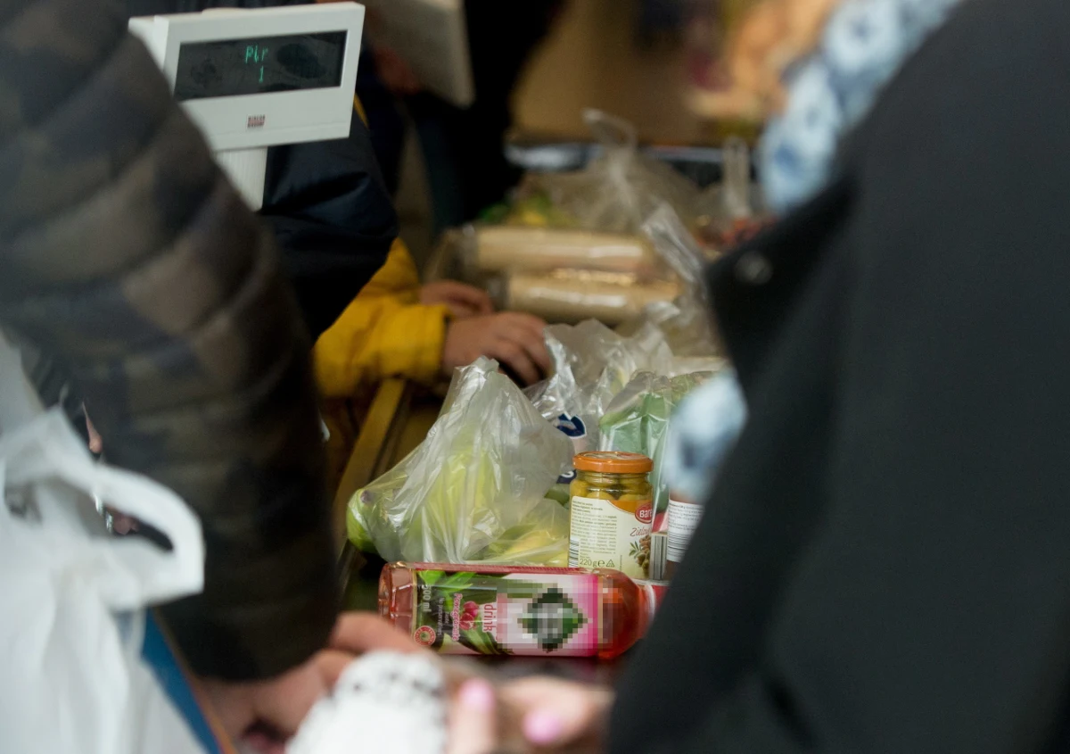 Policja zatrzymała w Warszawie 26-latka, który jest podejrzany o pobicie mężczyzny w sklepie z alkoholem. Poszkodowany stał przed nim w kolejce. Zdenerwował napastnika tym, że... za wolno pakował zakupy. 