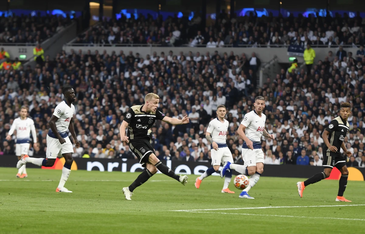 Piękna (do przerwy) i zespołowa (przez cały mecz) gra Ajaksu dała mu zwycięstwo z Tottenhamem w Londynie (1-0), szeroko otwierając drogę do finału Ligi Mistrzów. Gospodarze też mieli swoje szanse, ale przed rewanżem w przyszłym tygodniu w Amsterdamie czeka ich jeszcze trudniejsze zadanie. Nie zmienia to faktu, że obydwie ekipy zaprosiły kibiców na prawdziwą piłkarską ucztę!