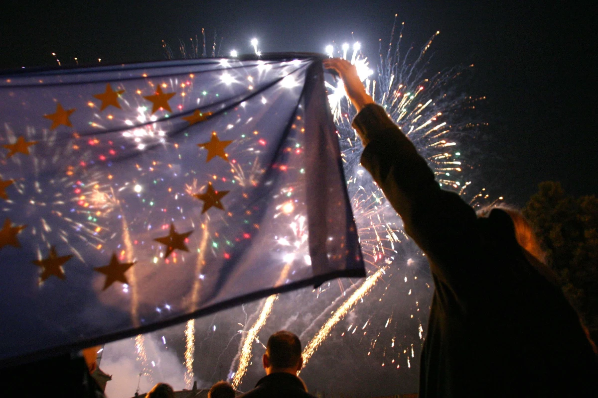 15 lat temu, o północy 1 maja 2004 r., Polska stała się członkiem UE. Akcesja była rezultatem długotrwałych wysiłków wielu rządów. Początki tego procesu sięgają zaś pierwszych miesięcy istnienia III RP.