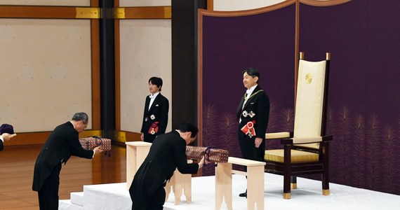 Nowy cesarz Japonii Naruhito, który wstąpił w środę na Chryzantemowy Tron po pierwszej od ponad 200 lat abdykacji cesarskiej w tym kraju, oświadczył, że będzie wypełniał rolę symbolu państwa i jedności narodu, przewidzianą dla cesarza przez konstytucję.
