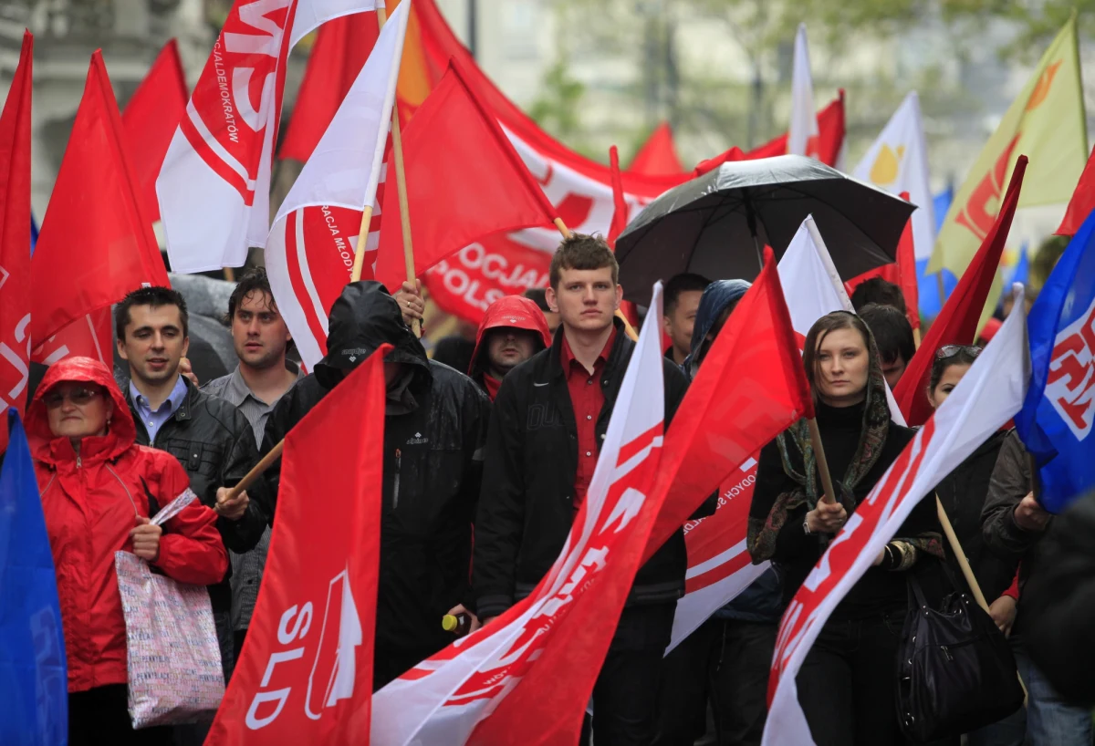 1 maja w Warszawie, politycy związani z Sojuszem Lewicy Demokratycznej, m.in. szef SLD Włodzimierz Czarzasty, oraz były premier i lider warszawskiej listy Koalicji Europejskiej do PE Włodzimierz Cimoszewicz, pojawią się na przed Pomnikiem Daszyńskiego przy Placu na Rozdrożu. W stolicy - w ramach obchodów Międzynarodowego Dnia Solidarności Ludzi Pracy - na Placu Grzybowskim odbędzie się również wiec i manifestacja z udziałem polityków Lewicy Razem i Polskiej Partii Socjalistycznej. Z kolei w Krakowie przedstawiciele Sojuszu spotkają się na wiecu przed pomnikiem Czynu Rewolucyjnego. 