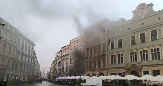Osiem zastępów straży pożarnej gasiło pożar w piwnicy restauracji "Wierzynek" przy krakowskim Rynku Głównym. Ogień udało się już ugasić.