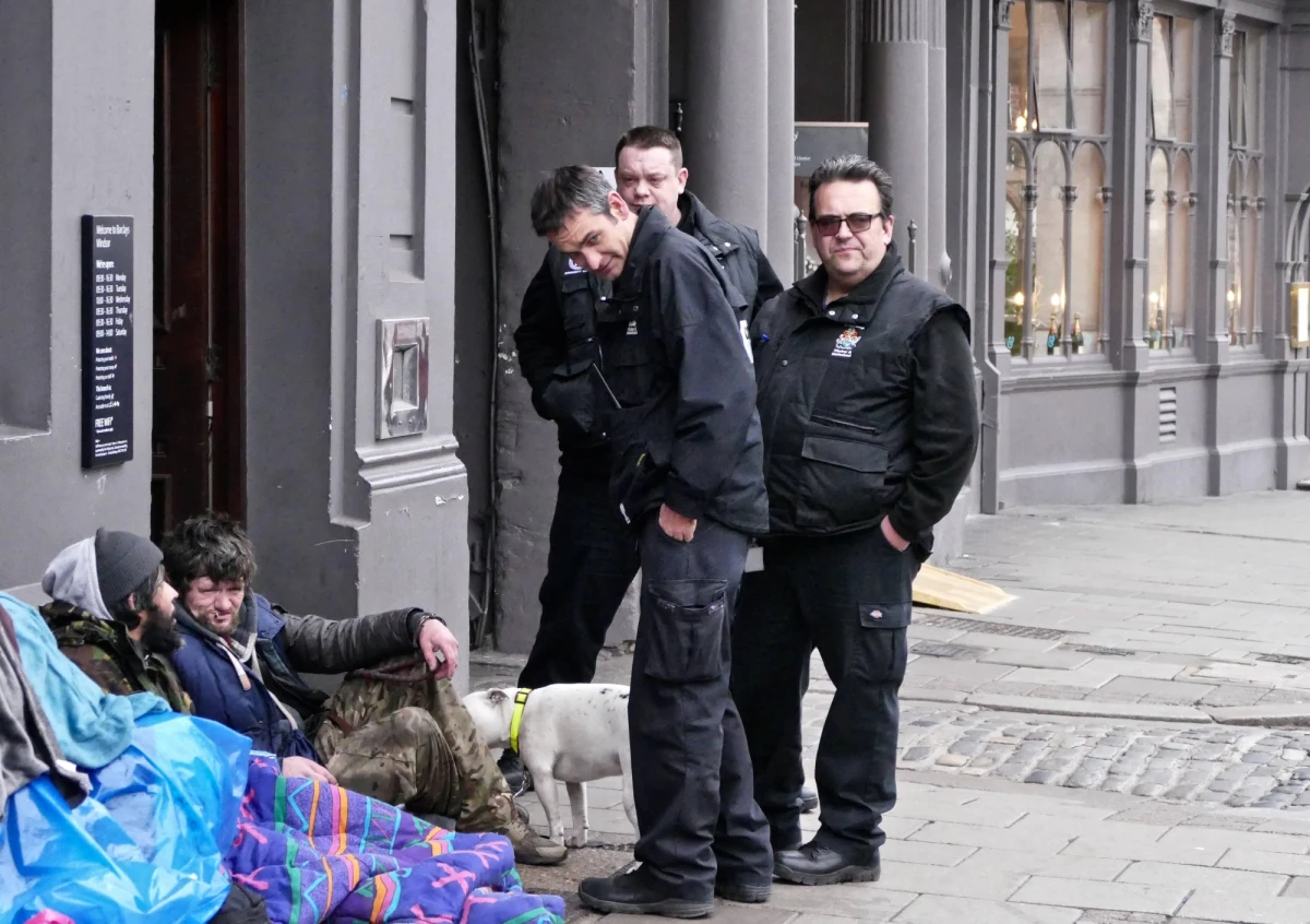 Dwóch Polaków usłyszało w Wielkiej Brytanii wyrok za przestępstwa związane ze "współczesnym niewolnictwem". Mężczyźni wyzyskiwali 51-letniego Polaka, który był zmuszany do pracy w myjni za 4 funty tygodniowo. Wyroki w zawieszeniu usłyszały też dwie Polki.