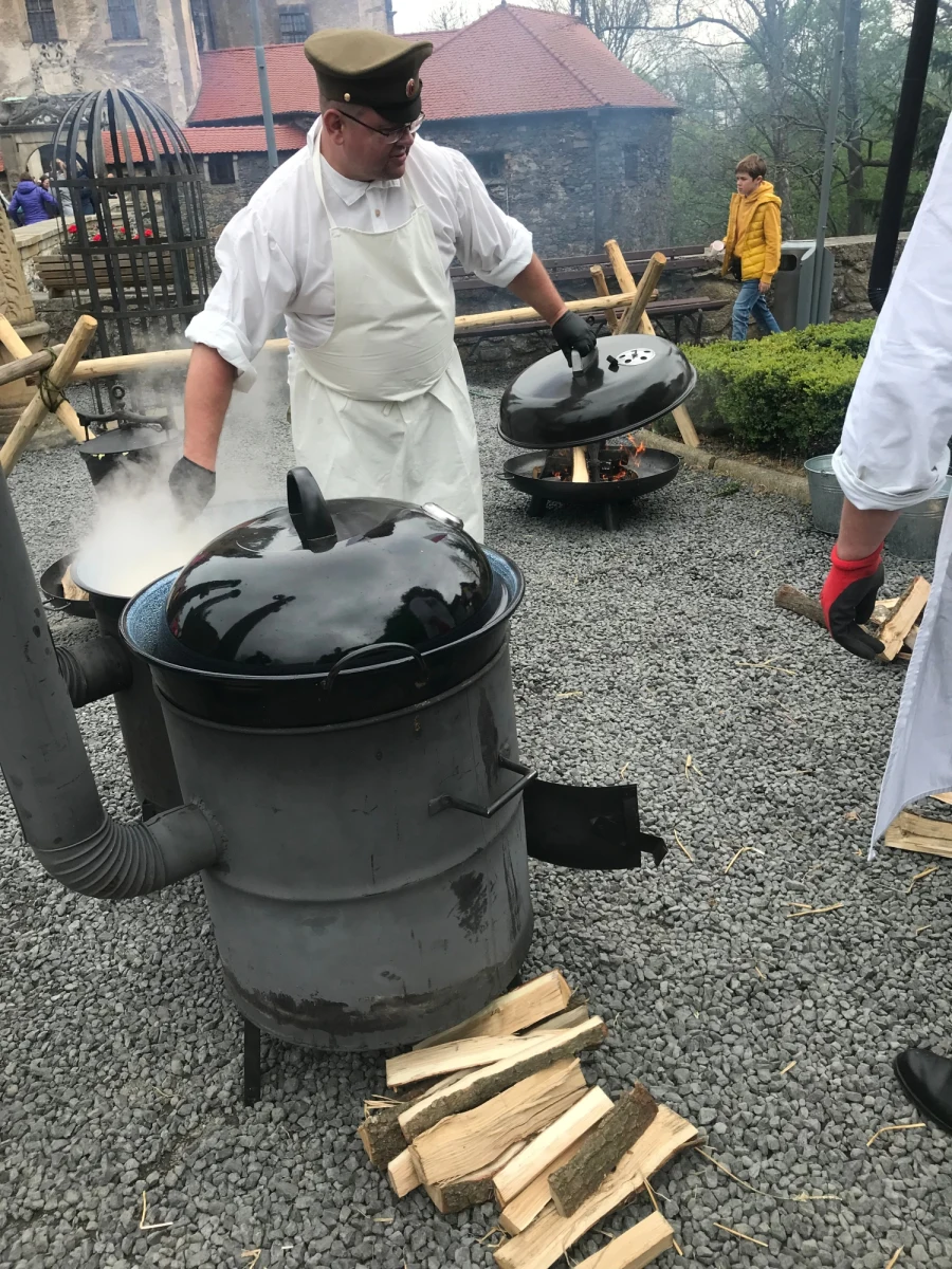 Zamek Czocha w Suchej na Dolnym Śląsku został opanowany przez miłośników dawnych potraw. 1 maja jest pierwszym dniem Festiwalu Kuchni Historycznej i Regionalnej " Twierdza Smaków".
