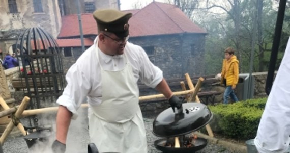 Zamek Czocha w Suchej na Dolnym Śląsku został opanowany przez miłośników dawnych potraw. 1 maja jest pierwszym dniem Festiwalu Kuchni Historycznej i Regionalnej " Twierdza Smaków".

