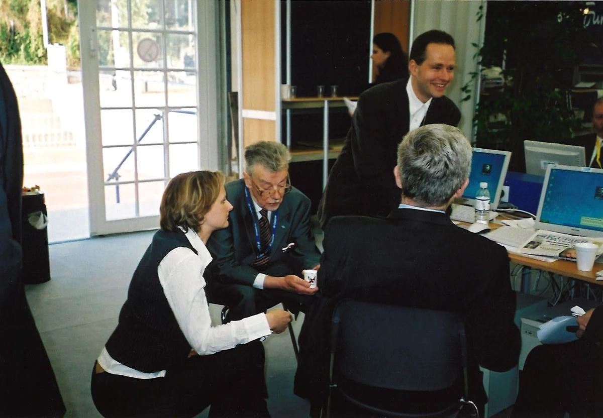 Negocjacje w sprawie wejścia do UE to był  wyścig z czasem i wyścig na zasadzie „kto pierwszy”. „Jednak nigdy podczas negocjacji w sprawie wejścia Polski do Unii nie było takiej opcji, żeby poszerzenie UE dokonało się bez Polski" – mówi Agnieszka Drop była szefowa gabinetu głównego negocjatora Polski Jana Kułakowskiego. Jaki wpływ na negocjacje miały papierosy, a jaki zepsuty automat do kawy? Przeczytajcie.