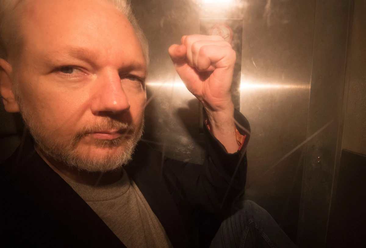 Założyciel portalu WikiLeaks Julian Assange usłyszał wyrok 50 tygodni więzienia za zlekceważenie wezwania do stawienia się w sądzie w 2012 roku oraz próbę uniknięcia sprawiedliwości. Mężczyzna dostał azyl polityczny w ambasadzie Ekwadoru w Londynie.