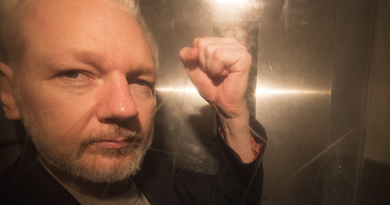 Założyciel portalu WikiLeaks Julian Assange usłyszał wyrok 50 tygodni więzienia za zlekceważenie wezwania do stawienia się w sądzie w 2012 roku oraz próbę uniknięcia sprawiedliwości. Mężczyzna dostał azyl polityczny w ambasadzie Ekwadoru w Londynie.