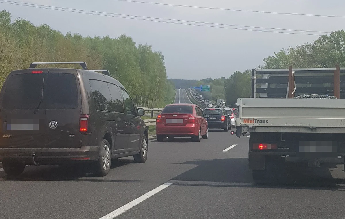 Około pół kilometra ma samochodowy korek na autostradzie A1 na zjeździe z tej drogi w Rusocinie w kierunku Gdańska. W kilku miejscach zakorkowana jest też droga łączące Półwysep Helski i trójmiejską aglomerację.