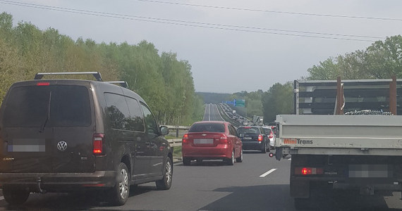 Około pół kilometra ma samochodowy korek na autostradzie A1 na zjeździe z tej drogi w Rusocinie w kierunku Gdańska. W kilku miejscach zakorkowana jest też droga łączące Półwysep Helski i trójmiejską aglomerację.