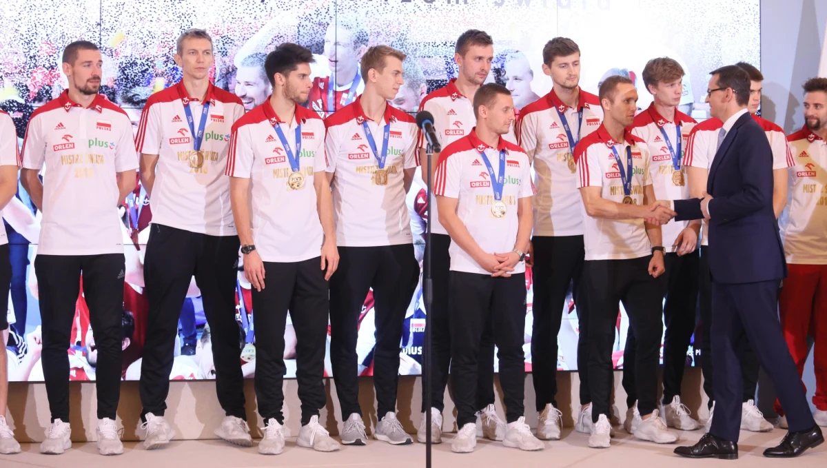 Polscy siatkarze, mistrzowie świata, dostali premie obiecane przez premiera Mateusza Morawieckiego. Jak ustalił dziennikarz RMF FM Patryk Serwański, wczoraj pieniądze trafiły na konta zawodników.
