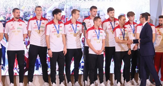 Polscy siatkarze, mistrzowie świata, dostali premie obiecane przez premiera Mateusza Morawieckiego. Jak ustalił dziennikarz RMF FM Patryk Serwański, wczoraj pieniądze trafiły na konta zawodników.