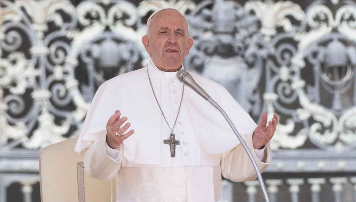 Papież Franciszek powiedział podczas audiencji generalnej, że Bóg nie wodzi na pokuszenie. "Ojciec nie zastawia pułapek na swoje dzieci" - tak tłumaczył swe przekonanie o konieczności zmiany słów w tłumaczeniu modlitwy "Ojcze nasz".