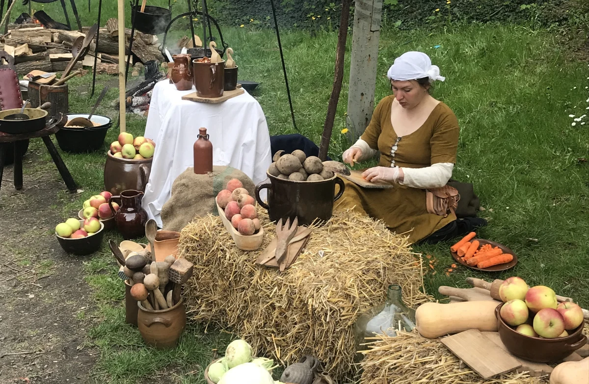 Dziś kolejny dzień niesamowitej kulinarnej podróży, która odbywa się w bajkowej budowli na Zamku Czocha. Trwa tam Festiwal Kuchni Historycznej i Produktów Regionalnych Twierdza Smaków. Przed uczestnikami moc atrakcji: m.in. degustacje potraw wg receptur sprzed wieków, warsztaty z Sylwią Majcher oraz Wielka Uczta Historyczna – która zwieńczy drugi dzień festiwalu. Koniecznie bądźcie tam z nami!