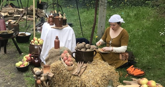 Dziś kolejny dzień niesamowitej kulinarnej podróży, która odbywa się w bajkowej budowli na Zamku Czocha. Trwa tam Festiwal Kuchni Historycznej i Produktów Regionalnych Twierdza Smaków. Przed uczestnikami moc atrakcji: m.in. degustacje potraw wg receptur sprzed wieków, warsztaty z Sylwią Majcher oraz Wielka Uczta Historyczna – która zwieńczy drugi dzień festiwalu. Koniecznie bądźcie tam z nami!