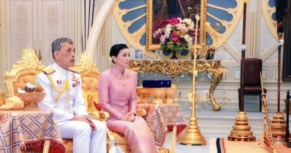 Król Tajlandii Maha Vajiralongkorn, który w sobotę będzie formalnie koronowany, poślubił wiceszefową swojej prywatnej ochrony, generał Suthidę – poinformowały lokalne media, powołując się na dziennik urzędowy. Była stewardessa jest czwartą żoną tajlandzkiego władcy.