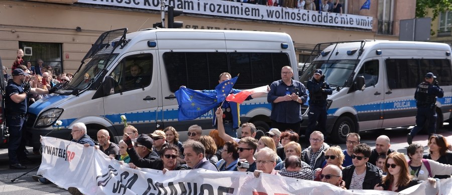 ​Policja zatrzymała 3 osoby po wczorajszym Marszu Suwerenności w Warszawie organizowanym przez środowiska narodowe. Wszyscy zatrzymani to osoby zakłócające przebieg legalnie zorganizowanego marszu. Kilkanaście osób zostało wylegitymowanych.