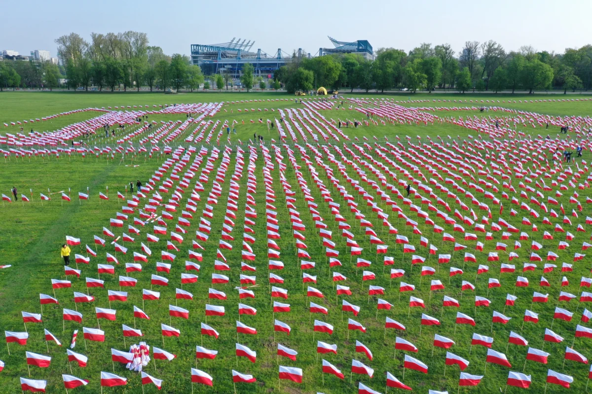 Największa w Europie łąka w centrum miasta, czyli krakowskie Błonia, zamieniła się w Morze Flag. Właśnie dziś 2 maja, w Dniu Flagi ułożyliśmy z Wami gigantyczną mapę Polski utworzoną z 10 tysięcy biało-czerwonych flag.