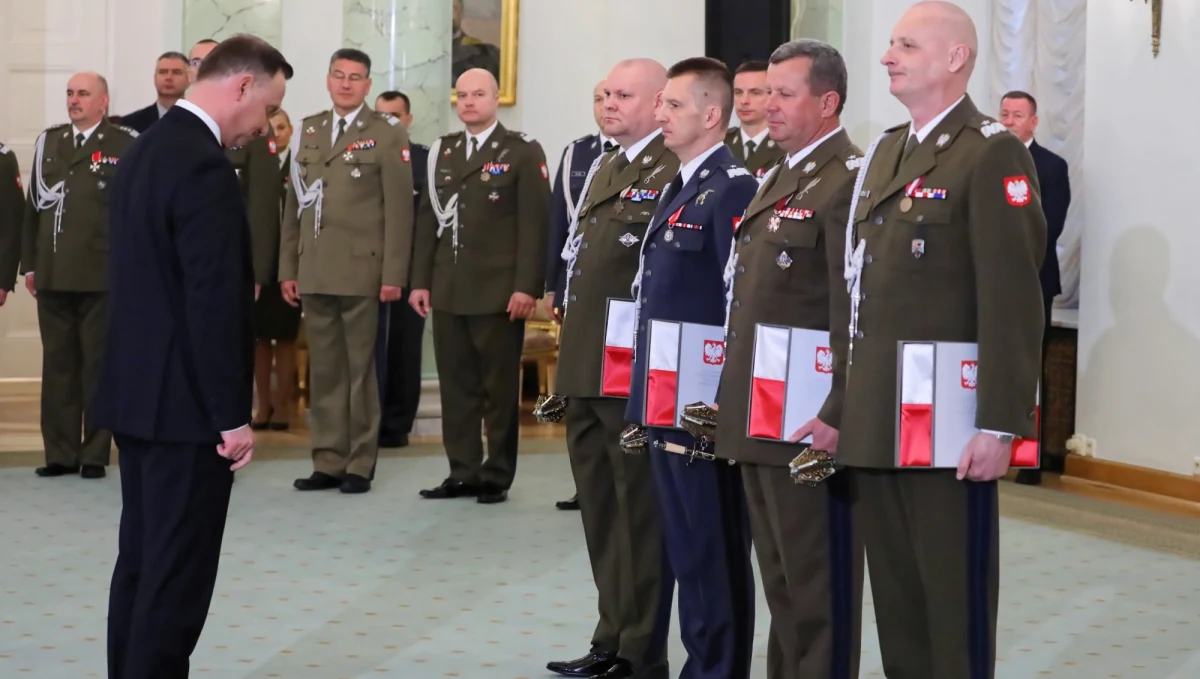 ​Prezydent Andrzej Duda podczas uroczystości w Pałacu Prezydenckim wręczył cztery nominacje na pierwszy stopień generalski w wojsku. Podkreślił, że chciałby, aby "armia była taka, żeby nikomu nie opłacało się podnieść nigdy ręki na Polskę". Zwracał się też do rodzin żołnierzy mówiąc, że to one niosą ciężar ich służby. "Wstąpienie do wojska oznacza także ryzyko utraty życia" - zaznaczył prezydent.